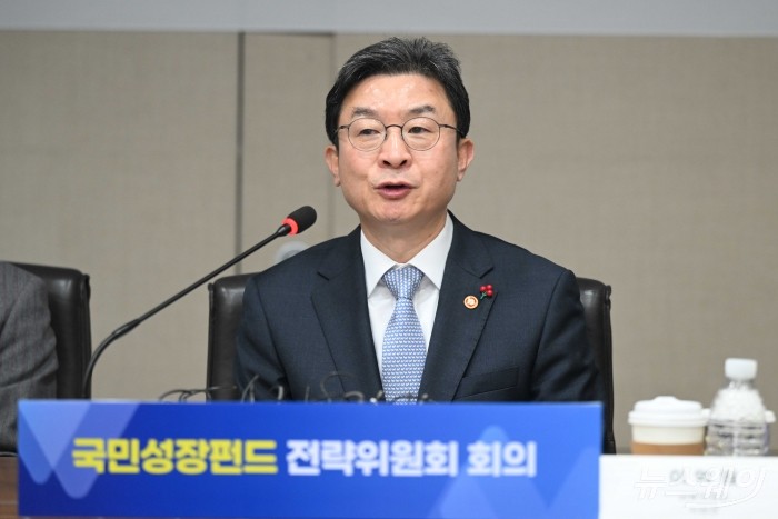 이억원 금융위원회 위원장이 11일 오후 서울 여의도 산업은행 본관에서 열린 국민성장펀드 전략위원회 회의에서 모두발언을 하고 있다. 사진=강민석 기자 kms@newsway.co.kr