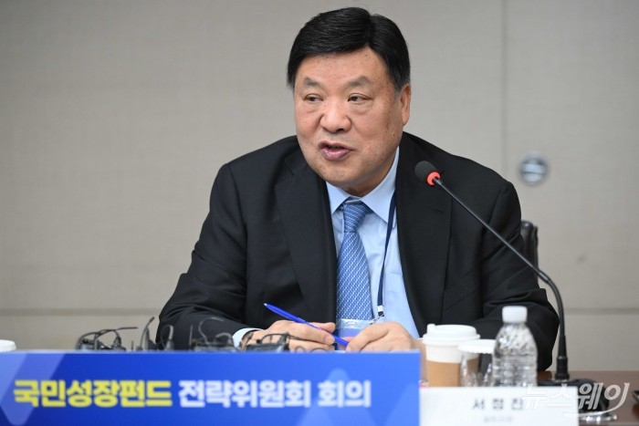 서정진 셀트리온 회장이 11일 오후 서울 여의도 산업은행 본관에서 열린 국민성장펀드 전략위원회 회의에서 모두발언을 하고 있다. 사진=강민석 기자 kms@newsway.co.kr