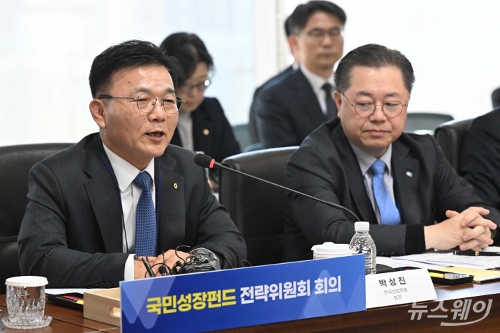 박상진 산업은행 회장이 11일 오후 서울 여의도 산업은행 본관에서 열린 국민성장펀드 전략위원회 회의에서 모두발언을 하고 있다. 사진=강민석 기자 kms@newsway.co.kr