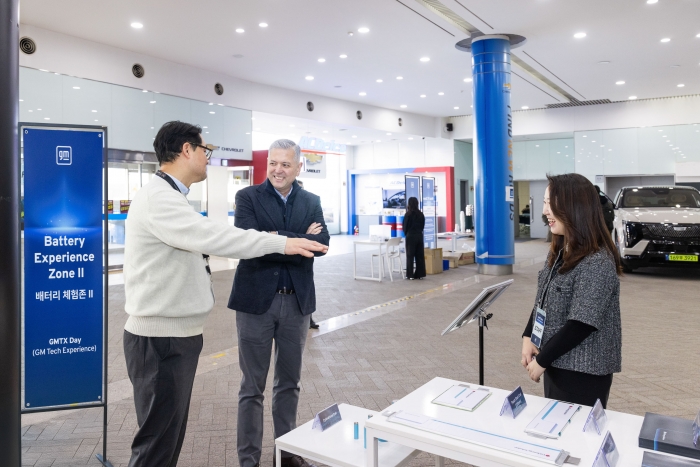 테크 데이 배터리 체험존에서 배터리 셀·모듈 전시를 둘러보며 설명을 듣고 있는 헥터 비자레알 GM 한국사업장 사장. 사진=한국지엠 제공