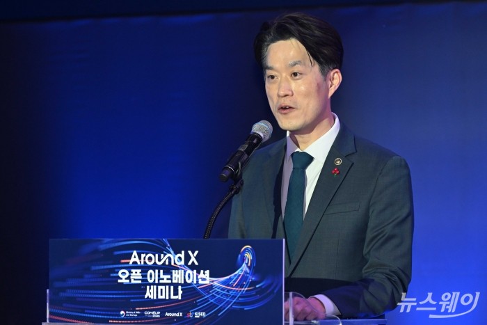 노용석 중소벤처기업부 1차관이 12일 오전 서울 강남구 코엑스에서 열린 글로벌 스타트업 페스티벌 '컴업 2025' 마지막 날 행사인 'Around X 오픈이노베이션'에서 인사말을 하고 있다. 사진=강민석 기자 kms@newsway.co.kr