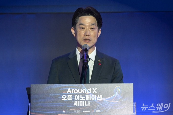 노용석 중소벤처기업부 1차관이 12일 오전 서울 강남구 코엑스에서 열린 글로벌 스타트업 페스티벌 '컴업 2025' 마지막 날 행사인 'Around X 오픈이노베이션'에서 인사말을 하고 있다. 사진=강민석 기자 kms@newsway.co.kr
