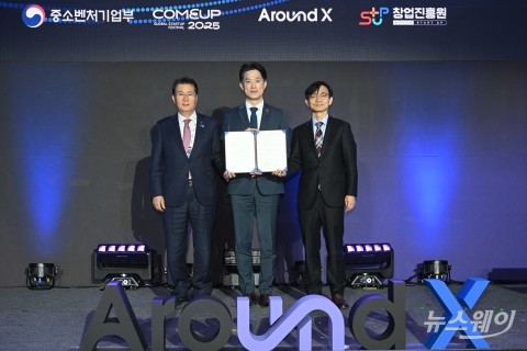 업무협약식 맺고 기념촬영 하는 노용석·유종필·김홍중