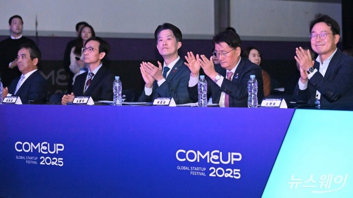(오른쪽 세 번째)노용석 중소벤처기업부 1차관을 비롯한 참석자들이 12일 오전 서울 강남구 코엑스에서 열린 글로벌 스타트업 페스티벌 '컴업 2025' 마지막 날 행사인 'Around X 오픈이노베이션'에서 박수를 치고 있다. (왼쪽부터)히데 고토 아스텔라스 부사장, 김홍중 메르세데스-벤츠 코리아 상무, 노 중기부 1차관, 유종필 창업진흥원장, 소병훈 HP 전무. 사진=강민석 기자 kms@newsway.co.kr