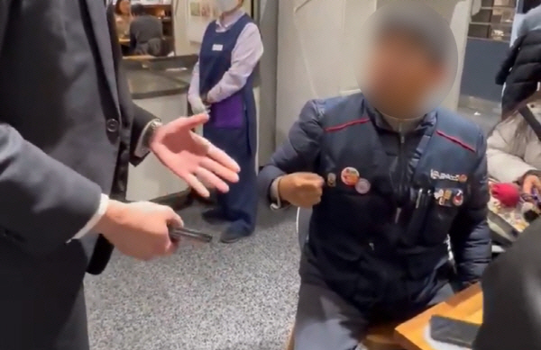 롯데백화점 잠실점에서 노조 조끼를 착용한 손님에게 백화점 측이 복장 탈의를 요구해 논란이 일었다. 사진=엑스 영상 캡처