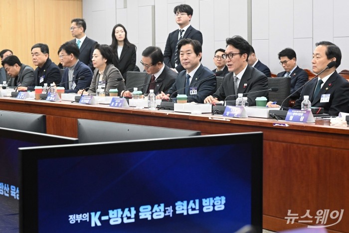 (오른쪽 두 번째)김민석 국무총리가 15일 오전 서울 여의도 국회의원회관에서 열린 '25-1차 K-방산 리더스 조찬 포럼'에서 인사말을 하고 있다. 사진=강민석 기자 kms@newsway.co.kr