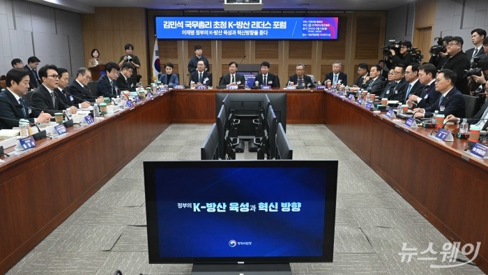 (왼쪽 두 번째)김민석 국무총리가 15일 오전 서울 여의도 국회의원회관에서 열린 '25-1차 K-방산 리더스 조찬 포럼'에서 인사말을 하고 있다. 사진=강민석 기자 kms@newsway.co.kr