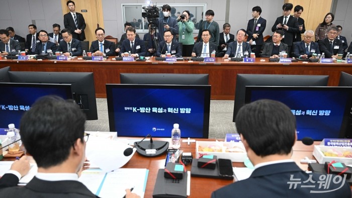 (오른쪽 여섯 번째)손재일 한화에어로스페이스 대표이사가 15일 오전 서울 여의도 국회의원회관에서 열린 '25-1차 K-방산 리더스 조찬 포럼'에서 발언을 하고 있다. 사진=강민석 기자 kms@newsway.co.kr