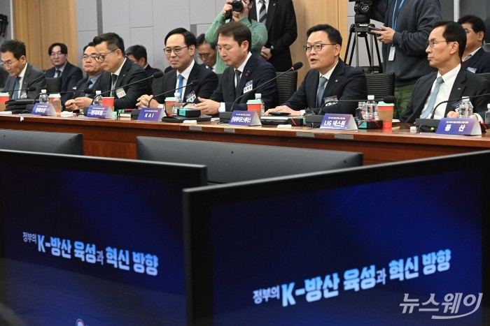 (오른쪽 두 번째)손재일 한화에어로스페이스 대표이사가 15일 오전 서울 여의도 국회의원회관에서 열린 '25-1차 K-방산 리더스 조찬 포럼'에서 발언을 하고 있다. 사진=강민석 기자 kms@newsway.co.kr