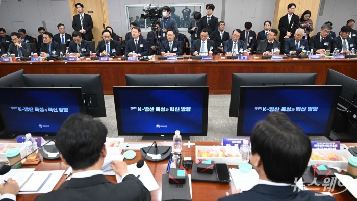 (왼쪽 네 번째)이용배 현대로템 사장이 15일 오전 서울 여의도 국회의원회관에서 열린 '25-1차 K-방산 리더스 조찬 포럼'에서 발언을 하고 있다. 사진=강민석 기자 kms@newsway.co.kr