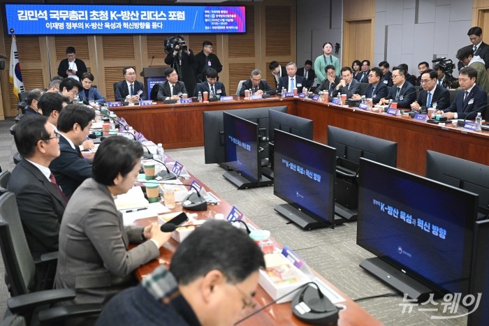 (오른쪽 두 번째)이용배 현대로템 사장이 15일 오전 서울 여의도 국회의원회관에서 열린 '25-1차 K-방산 리더스 조찬 포럼'에서 발언을 하고 있다. 사진=강민석 기자 kms@newsway.co.kr