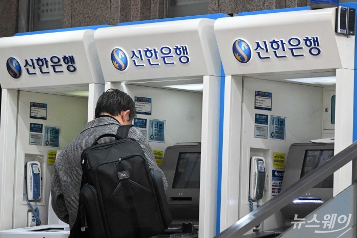 신한은행이 지점장·부부장 이상 직원 중 근속 15년 이상, 1967년 이후 출생 직원 또는 4급 이하 일반직원 중 1985년생(만 40세 이상) 희망퇴직 신청을 받기 시작한 15일 오후 서울 시내에 위치한 신한은행 영업점에서 시민이 ATM 기기를 이용하고 있다. 사진=강민석 기자 kms@newsway.co.kr