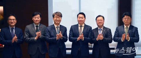 김지형 위원장 "함께 파이 키워야"···최태원 회장 "노사는 한식구"