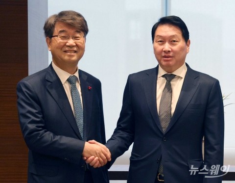 [한 컷사회적대화 협력 위해 악수 나누는 김지형·최태원