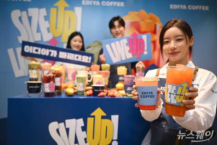 이디야커피가 16일 오전 서울 중구 이디야커피 IBK본점에서 열린 'SIZE UP & LINE UP'에서 음료 용량 확대 및 메뉴 라인업 개편을 소개하고 있다. 사진=강민석 기자 kms@newsway.co.kr