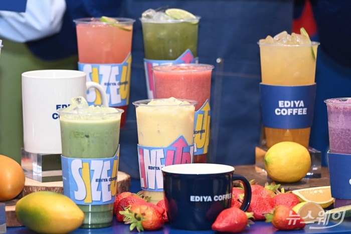 이디야커피가 16일 오전 서울 중구 이디야커피 IBK본점에서 열린 'SIZE UP & LINE UP'에서 음료 용량 확대 및 메뉴 라인업 개편을 소개하고 있다. 사진=강민석 기자 kms@newsway.co.kr