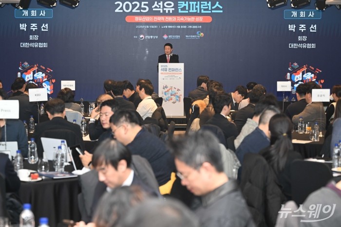 박주선 대한석유협회장이 16일 오후 서울 중구 노보텔 앰배서더에서 열린 2025 석유 컨퍼런스에서 개회사를 하고 있다. 사진=강민석 기자 kms@newsway.co.kr