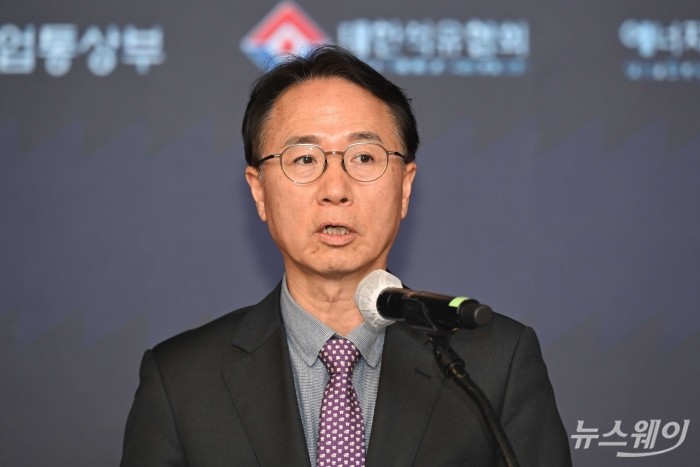 김현제 에너지경제연구원장이 16일 오후 서울 중구 노보텔 앰배서더에서 열린 2025 석유 컨퍼런스에서 환영사를 하고 있다. 사진=강민석 기자 kms@newsway.co.kr