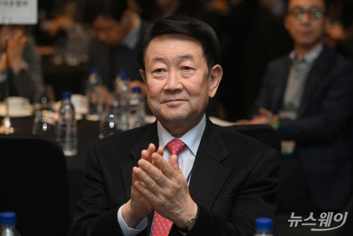 박주선 대한석유협회장이 16일 오후 서울 중구 노보텔 앰배서더에서 열린 2025 석유 컨퍼런스에서 박수를 치고 있다. 사진=강민석 기자 kms@newsway.co.kr