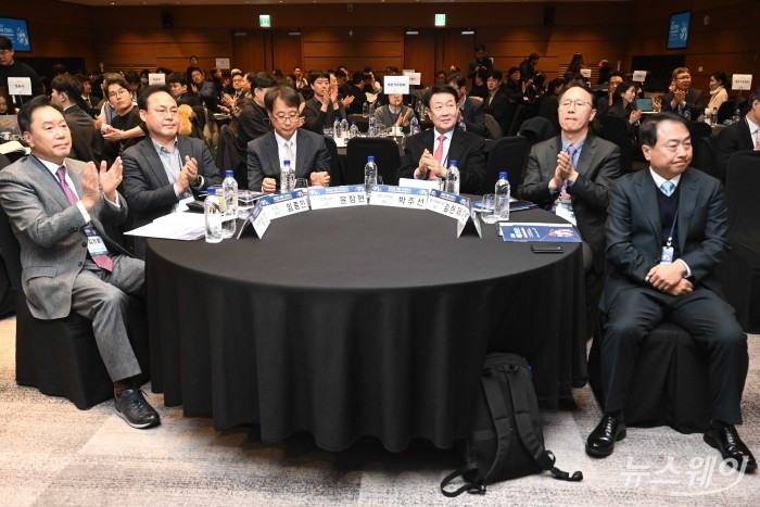 (왼쪽부터)김정훈 한국석유유통협회장, 임종인 에스오일 전무, 윤창현 산업통상부 국장, 박주선 대한석유협회장, 김현제 에너지경제연구원장, 조홍종 단국대 교수가 16일 오후 서울 중구 노보텔 앰배서더에서 열린 2025 석유 컨퍼런스에 참석해 자리하고 있다. 사진=강민석 기자 kms@newsway.co.kr