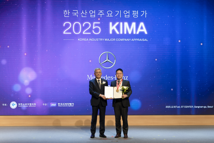 (왼쪽부터) KCA 한국소비자평가 송영재 회장, 메르세데스-벤츠 코리아 김종빈 리테일 영업 부문 부장. 사진=벤츠코리아 제공