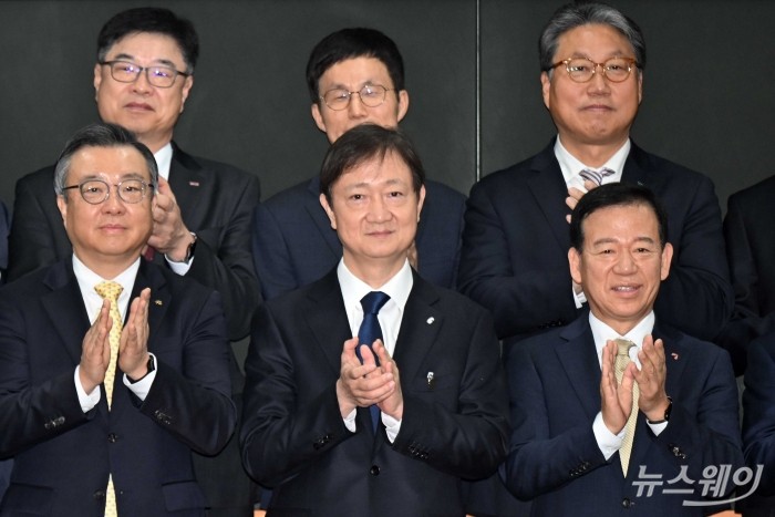 (앞 줄 가운데)이찬진 금융감독원장과 (앞 줄 오른쪽 첫 번째)서유석 금융투자협회장을 비롯한 내빈들이 17일 오전 서울 여의도 금융투자협회에서 열린 자산운용사 CEO 간담회에서 기념촬영을 하고 있다. 사진=강민석 기자 kms@newsway.co.kr