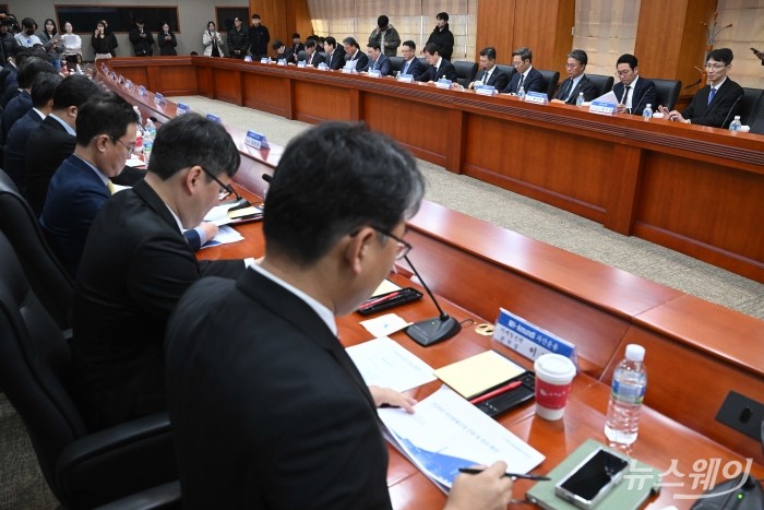 (왼쪽 여섯 번째)이찬진 금융감독원장이 17일 오전 서울 여의도 금융투자협회에서 열린 자산운용사 CEO 간담회에서 모두발언을 하고 있다. 사진=강민석 기자 kms@newsway.co.kr