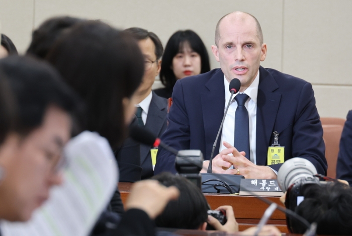 의원 질의에 답변하는 해롤드 로저스 쿠팡 대표이사. 사진=연합뉴스