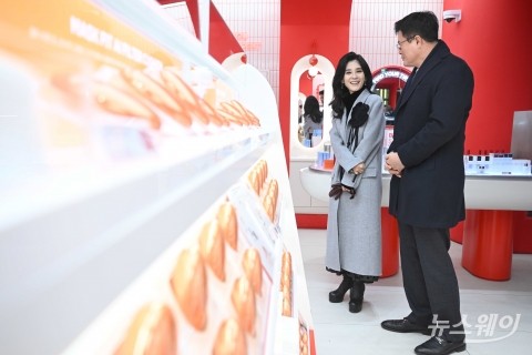 '코리아그랜드세일' 개막···티르티르 찾은 김대현-이부진