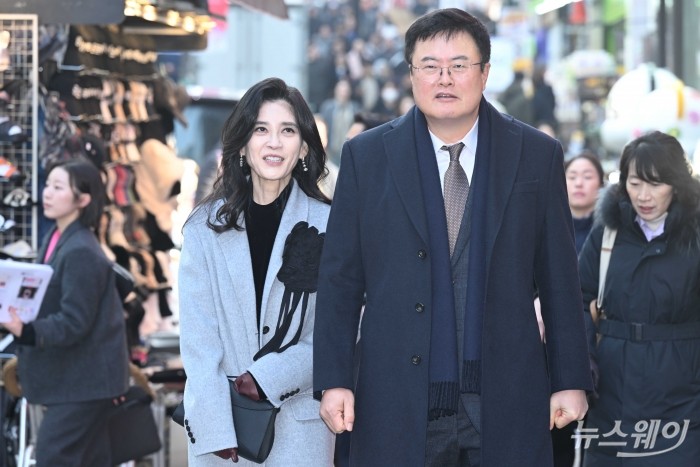 (오른쪽)김대현 문화체육관광부 2차관과 이부진 한국방문의해위원회 위원장 겸 호텔신라 대표이사가 2026 코리아그랜드세일 개막일인 17일 오전 서울 중구 티르티르 매장을 방문하기 위해 이동하고 있다. 사진=강민석 기자 kms@newsway.co.kr