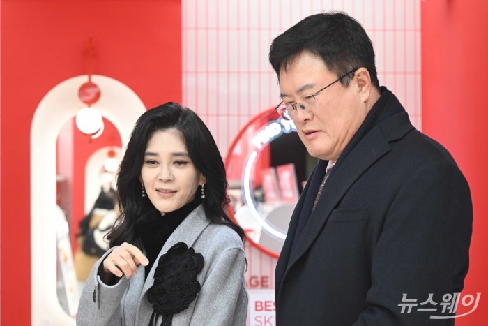 (오른쪽)김대현 문화체육관광부 2차관과 이부진 한국방문의해위원회 위원장 겸 호텔신라 대표이사가 2026 코리아그랜드세일 개막일인 17일 오전 서울 중구 티르티르 매장을 찾아 대화를 하고 있다. 사진=강민석 기자 kms@newsway.co.kr