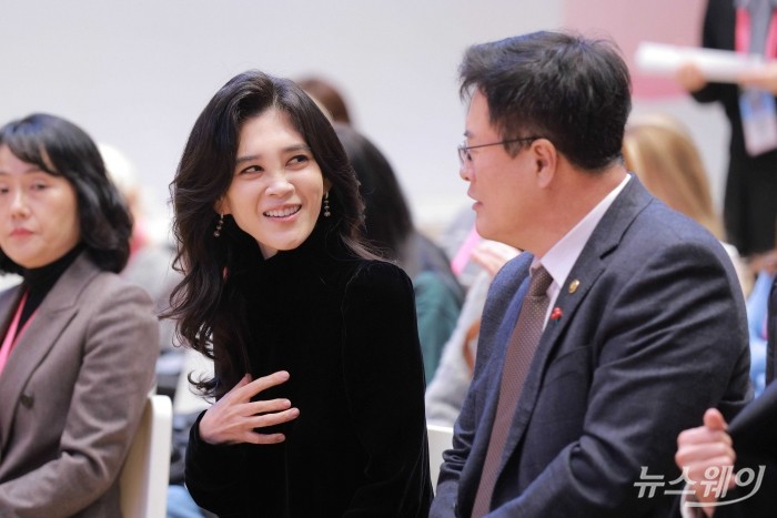 (왼쪽)이부진 한국방문의해위원회 위원장 겸 호텔신라 대표이사와 김대현 문화체육관광부 2차관이 17일 오전 서울 중구 커뮤니티하우스 마실에서 열린 2026 코리아그랜드세일 개막식에 대화하고 있다. 사진=강민석 기자 kms@newsway.co.kr