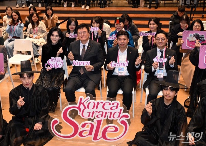 (왼쪽 첫 번째)이부진 한국방문의해위원회 위원장 겸 호텔신라 대표이사와 (오른쪽 세 번째)김대현 문화체육관광부 2차관을 비롯한 참석자들이 17일 오전 서울 중구 커뮤니티하우스 마실에서 열린 2026 코리아그랜드세일 개막식에서 기념촬영을 하고 있다. 사진=강민석 기자 kms@newsway.co.kr