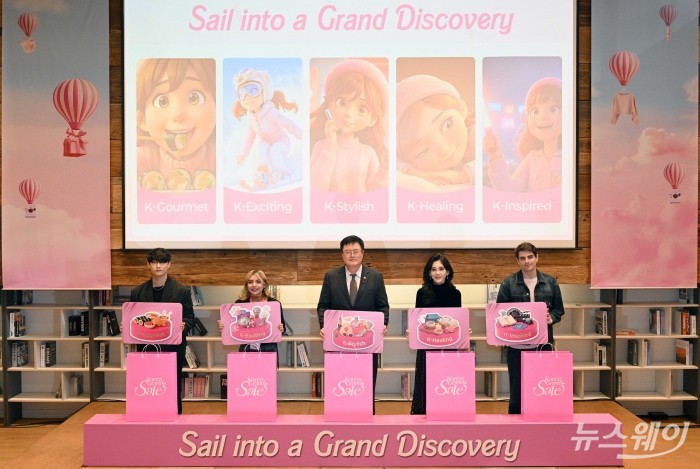 김대현 문화체육관광부 2차관과 이부진 한국방문의해위원회 위원장 겸 호텔신라 대표이사를 비롯한 참석자들이 17일 오전 서울 중구 커뮤니티하우스 마실에서 열린 2026 코리아그랜드세일 개막식에서 세리머니를 하고 있다. (왼쪽부터) '케데헌' 안무가 K타이거즈 하성진, 멕시코 에르난데스 히메네스 셀레스테, 김대현 문체부 제2차관, 이부진 한국방문의해위원회 위원장, 프랑스 듀숑 바스티엔. 사진=강민석 기자 kms@newsway.co.kr