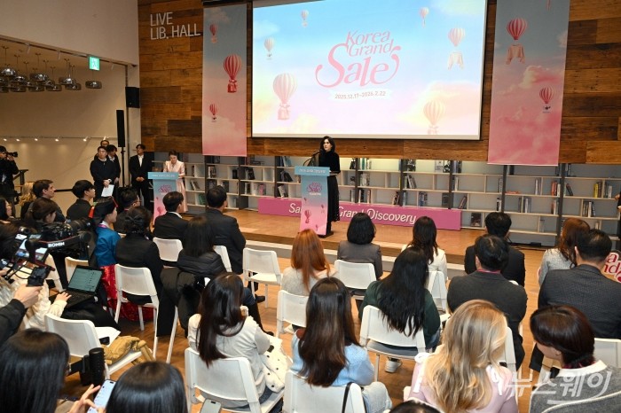 이부진 한국방문의해위원회 위원장 겸 호텔신라 대표이사가 17일 오전 서울 중구 커뮤니티하우스 마실에서 열린 2026 코리아그랜드세일 개막식에서 개회사를 하고 있다. 사진=강민석 기자 kms@newsway.co.kr