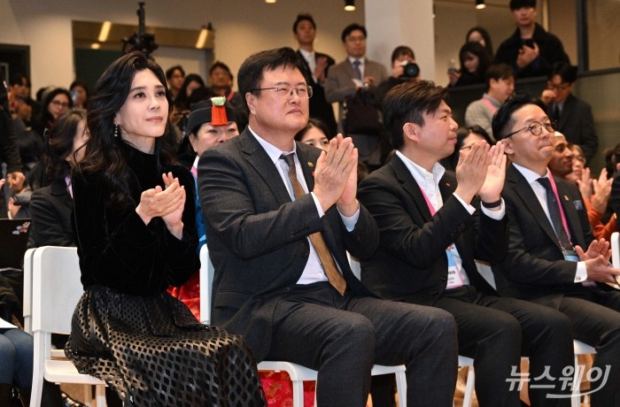 (왼쪽 첫 번째)이부진 한국방문의해위원회 위원장 겸 호텔신라 대표이사와 김대현 문화체육관광부 2차관이 17일 오전 서울 중구 커뮤니티하우스 마실에서 열린 2026 코리아그랜드세일 개막식에 참석해 박수치고 있다. 사진=강민석 기자 kms@newsway.co.kr