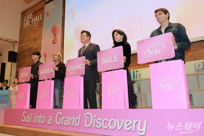 김대현 문화체육관광부 2차관과 이부진 한국방문의해위원회 위원장 겸 호텔신라 대표이사를 비롯한 참석자들이 17일 오전 서울 중구 커뮤니티하우스 마실에서 열린 2026 코리아그랜드세일 개막식에서 세리머니를 하고 있다. (왼쪽부터) '케데헌' 안무가 K타이거즈 하성진, 멕시코 에르난데스 히메네스 셀레스테, 김대현 문체부 제2차관, 이부진 한국방문의해위원회 위원장, 프랑스 듀숑 바스티엔. 사진=강민석 기자 kms@newsway.co.kr