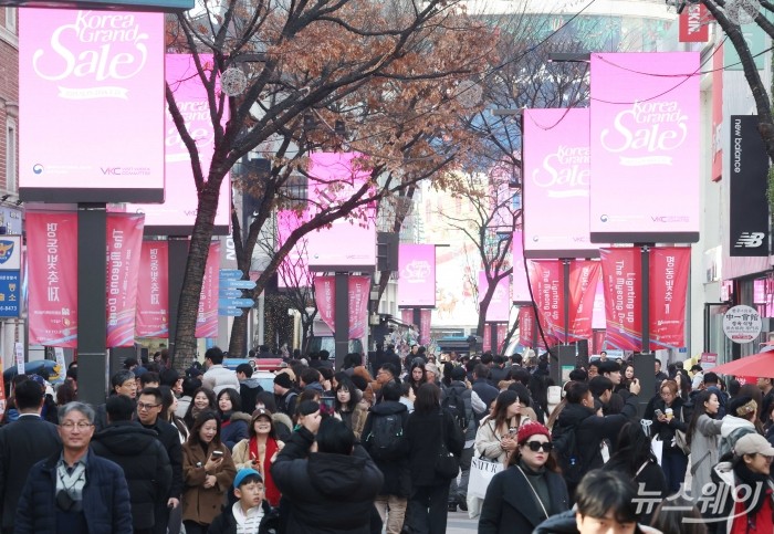 2026 코리아그랜드세일 개막일인 17일 오전 서울 중구 명동 일대에 행사를 알리는 영상물이 나오고 있다. 사진=강민석 기자 kms@newsway.co.kr