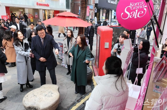 김대현 문화체육관광부 2차관과 이부진 한국방문의해위원회 위원장 겸 호텔신라 대표이사가 2026 코리아그랜드세일 개막일인 17일 오전 서울 중구 명동 플레이트럭을 방문해 행사에 참여하고 있다. 사진=강민석 기자 kms@newsway.co.kr