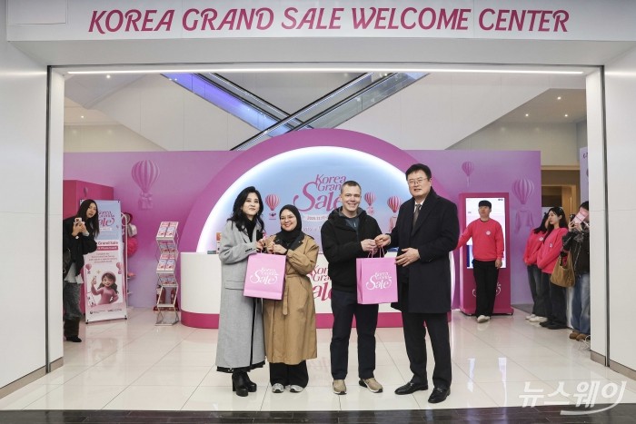 (오른쪽 첫 번째)김대현 문화체육관광부 2차관과 (왼쪽 첫 번째)이부진 한국방문의해위원회 위원장 겸 호텔신라 대표이사가 2026 코리아그랜드세일 개막일인 17일 오전 서울 중구 코리아그랜드세일 웰컴센터에서 외국인 방문객들에게 기념품을 증정한 뒤 기념촬영을 하고 있다. 사진=강민석 기자 kms@newsway.co.kr