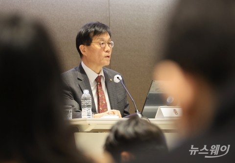 이창용 한은 총재 "현재 환율, 금융위기 아니지만 물가·양극화 위기"