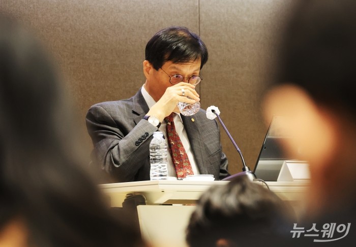 이창용 한국은행 총재가 17일 오후 서울 중구 한국은행에서 열린 '물가안정목표 운영상황 점검' 설명회에 참석해 물을 마시고 있다. 사진=이수길 기자 Leo2004@newsway.co.kr