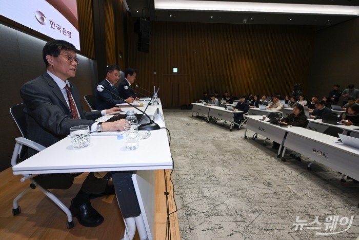 이창용 한국은행 총재가 17일 오후 서울 중구 한국은행에서 열린 '물가안정목표 운영상황 점검' 설명회에서 모두발언을 하고 있다. 사진=이수길 기자 Leo2004@newsway.co.kr