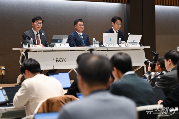 이창용 한국은행 총재가 17일 오후 서울 중구 한국은행에서 열린 '물가안정목표 운영상황 점검' 설명회에서 모두발언을 하고 있다. 사진=이수길 기자 Leo2004@newsway.co.kr