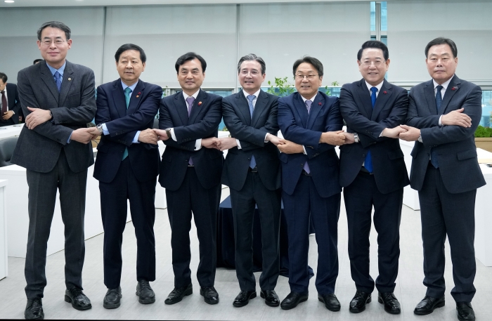 김영록 전라남도지사가 17일 광주에서 열린 '광주 군 공항 이전 6자 협의체' 회의에서 김용범 대통령실 정책실장, 구윤철 기획재정부장관, 안규백 국방부장관, 강희업 국토교통부2차관, 강기정 광주광역시장, 김산 무안군수와 회의에 앞서 기념촬영을 하고 있다.