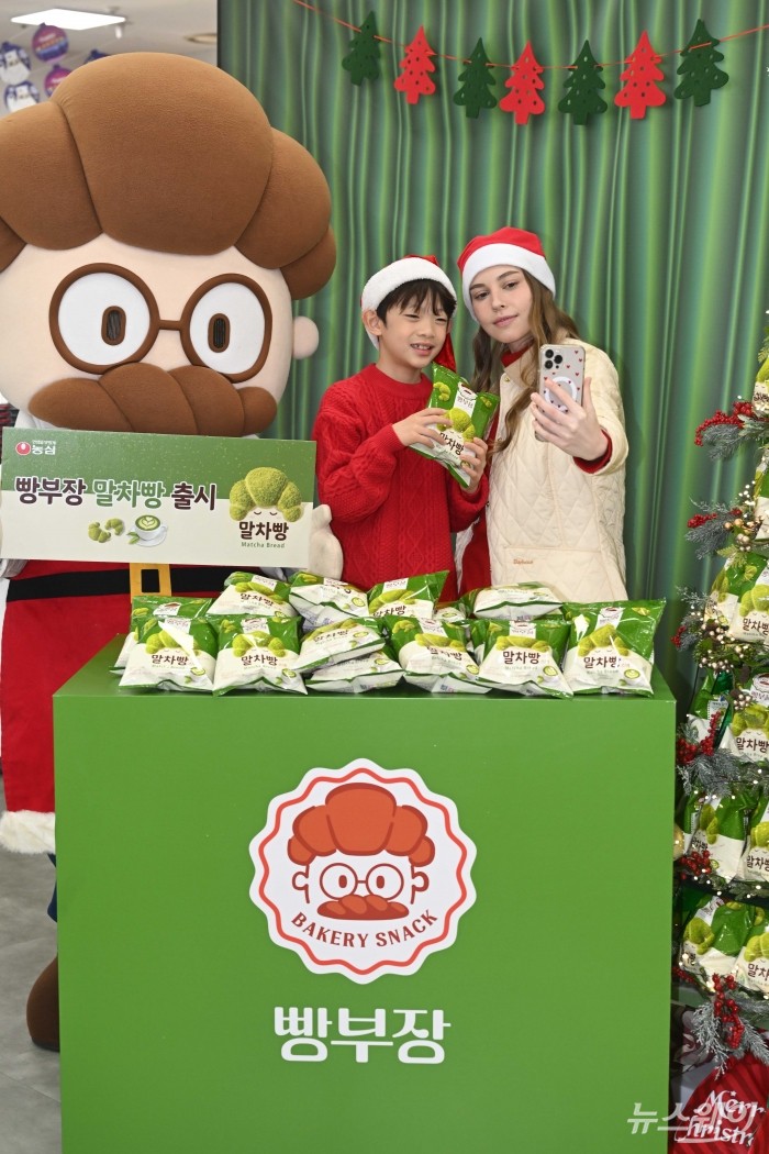 농심이 18일 오전 서울 중구 롯데마트 제타플렉스 서울역점에서 베이커리 스낵 빵부장 시리즈 '빵부장 말차빵' 신제품을 소개하고 있다. 사진=강민석 기자 kms@newsway.co.kr