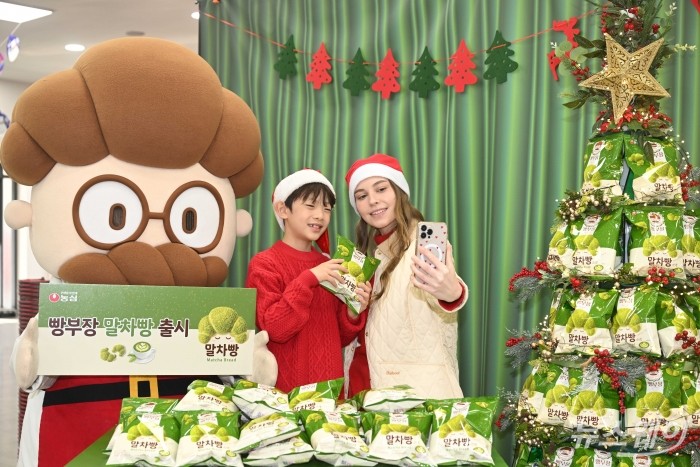 농심이 18일 오전 서울 중구 롯데마트 제타플렉스 서울역점에서 베이커리 스낵 빵부장 시리즈 '빵부장 말차빵' 신제품을 소개하고 있다. 사진=강민석 기자 kms@newsway.co.kr