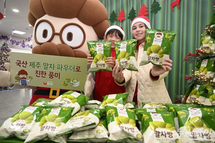 농심이 18일 오전 서울 중구 롯데마트 제타플렉스 서울역점에서 베이커리 스낵 빵부장 시리즈의 '빵부장 말차빵' 신제품을 소개하고 있다. 사진=강민석 기자 kms@newsway.co.kr