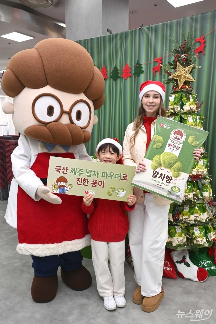 농심이 18일 오전 서울 중구 롯데마트 제타플렉스 서울역점에서 베이커리 스낵 빵부장 시리즈 '빵부장 말차빵' 신제품을 소개하고 있다. 사진=강민석 기자 kms@newsway.co.kr