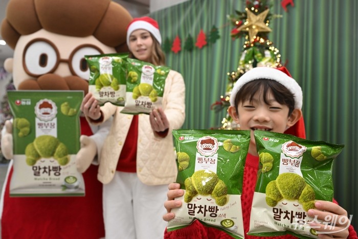 농심이 18일 오전 서울 중구 롯데마트 제타플렉스 서울역점에서 베이커리 스낵 빵부장 시리즈의 '빵부장 말차빵' 신제품을 소개하고 있다. 사진=강민석 기자 kms@newsway.co.kr